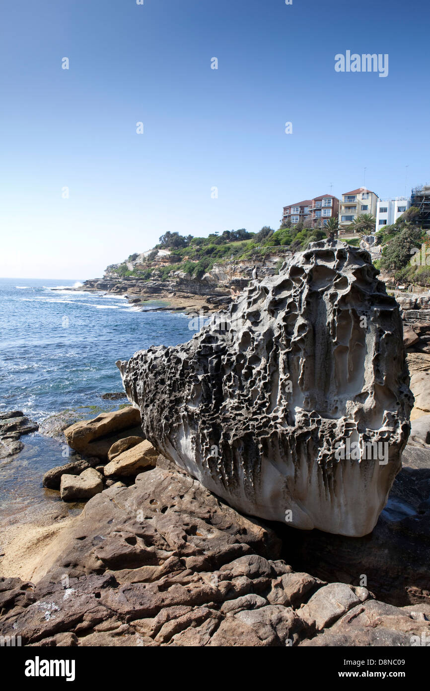 Ein Blick auf einem Felsen auf den Klippenweg in der Nähe von Bondi Beach in Sydney, Australien Stockfoto