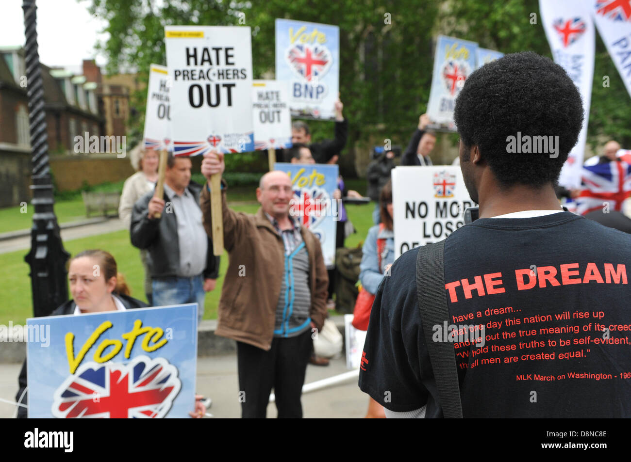 Parlament, London, UK.  1. Juni 2013. Ein junger schwarzer Mann mit Martin Luther King T-shirt und eine kleine Anzahl von BNP-Mitglieder auf der Kundgebung in der Nähe von Parlament. Der BNP-Versuch, einen Marsch entlang Whitehall nach Ausschluss von marschieren durch Woolwich Lewisham, die UAF und anderen Protest Gruppen Block ihren Weg zusammen mit einer großen Polizeipräsenz zu inszenieren. Bildnachweis: Matthew Chattle/Alamy Live-Nachrichten Stockfoto