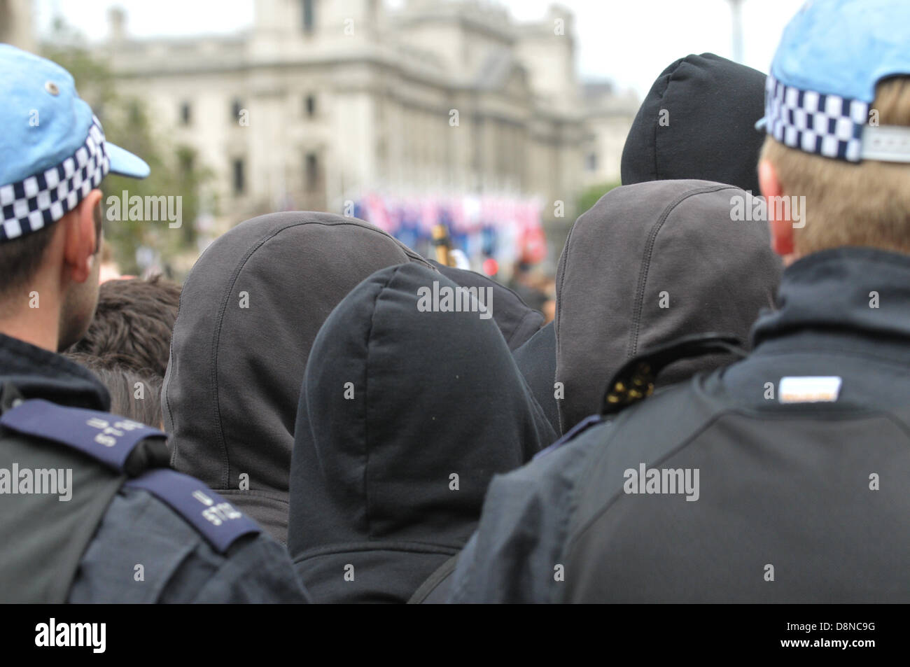 Parlament, London, UK.  1. Juni 2013. Vermummte Demonstranten gegen die BNP-Rallye in der Nähe von Parlament. Der BNP-Versuch, einen Marsch entlang Whitehall nach Ausschluss von marschieren durch Woolwich Lewisham, die UAF und anderen Protest Gruppen Block ihren Weg zusammen mit einer großen Polizeipräsenz zu inszenieren. Bildnachweis: Matthew Chattle/Alamy Live-Nachrichten Stockfoto