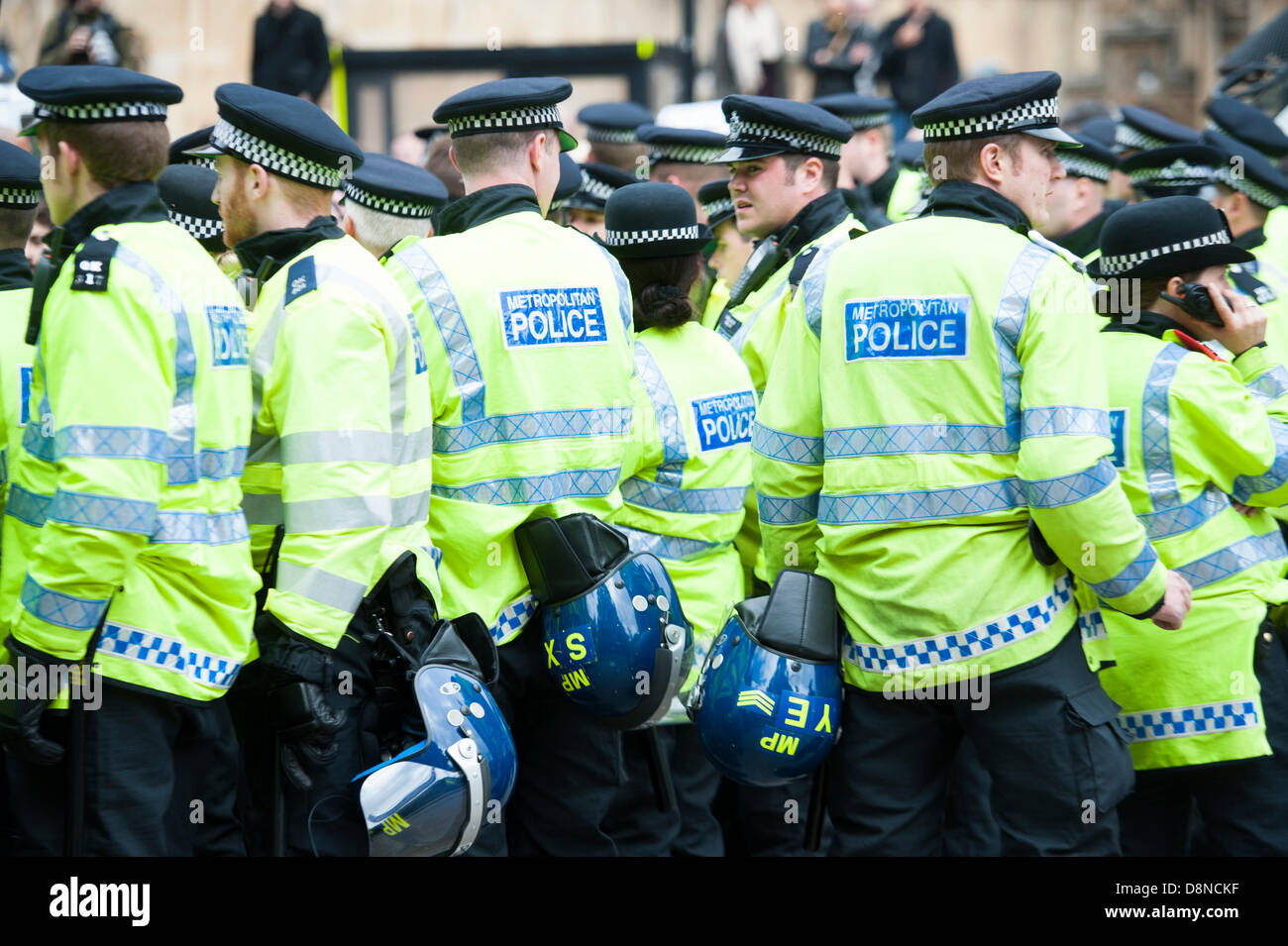 Metropolitan Police TSG Offiziere bilden einen Kordon um BNP zu halten und UAF Anhänger trennen bei einer Kundgebung in London gegenüber Parlament. Stockfoto