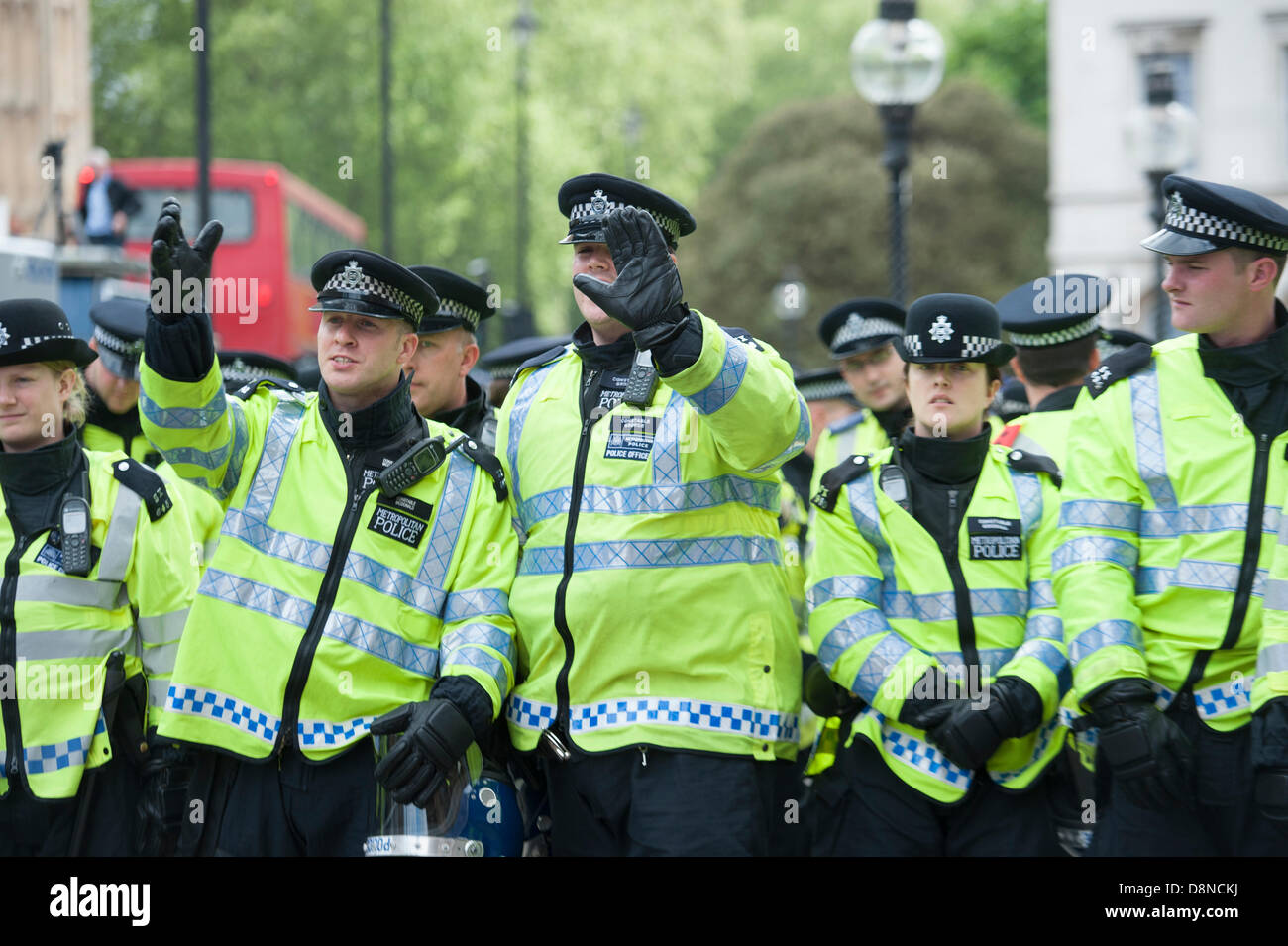 Metropolitan Police TSG Offiziere bilden einen Kordon um BNP zu halten und UAF Anhänger trennen bei einer Kundgebung in London gegenüber Parlament. Stockfoto