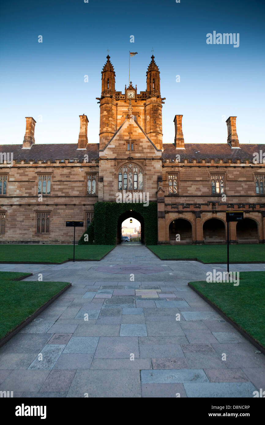 Ein Blick auf den Uhrturm an der Universität von Sydney in Australien Stockfoto