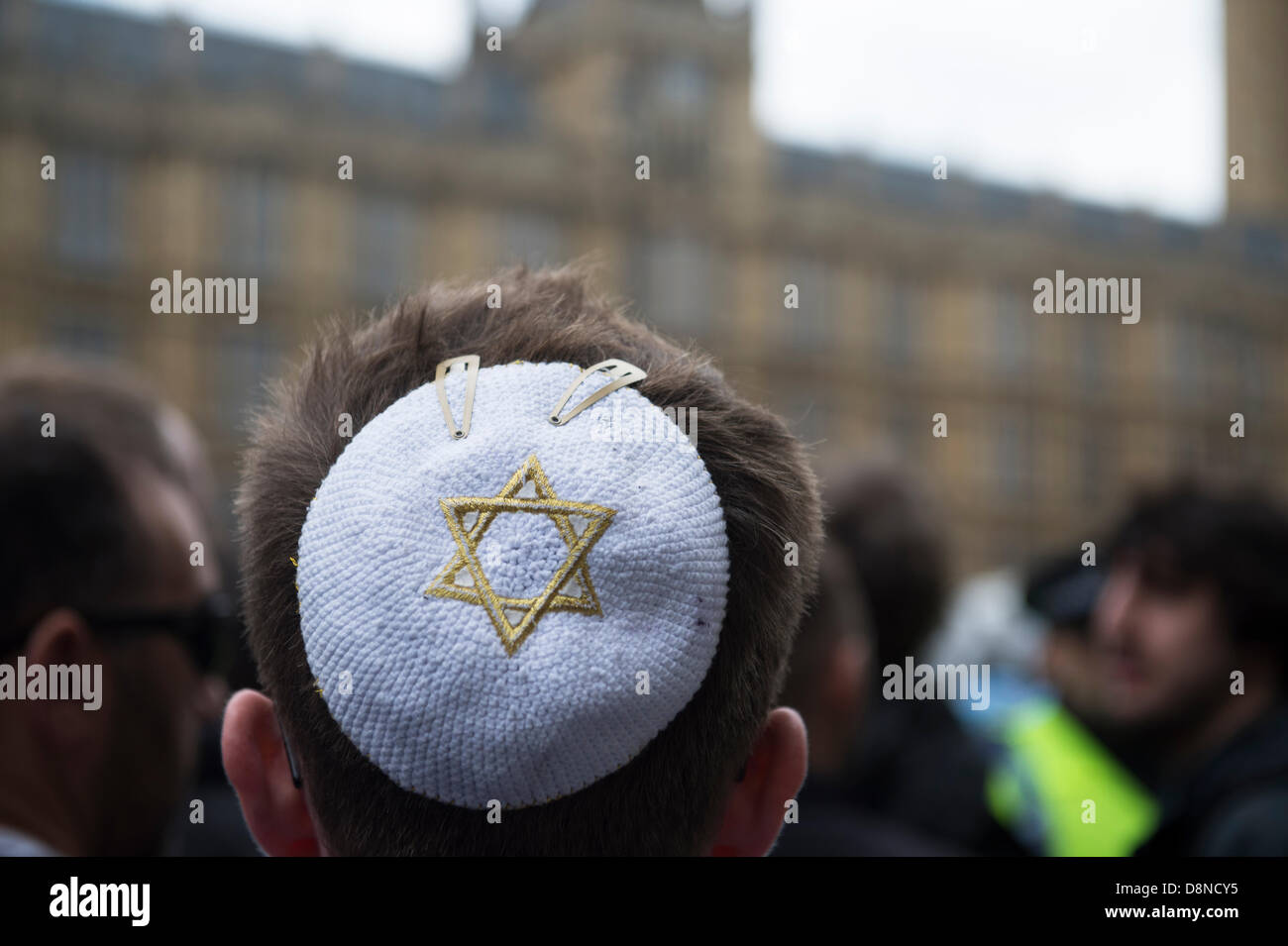 Anti-faschistische Anti-Nazi-Partei protest außerhalb des Parlaments, London. Ein jüdischer Mann trägt einen weißen Käppchen mit gold Davidstern drauf gestickt. Stockfoto