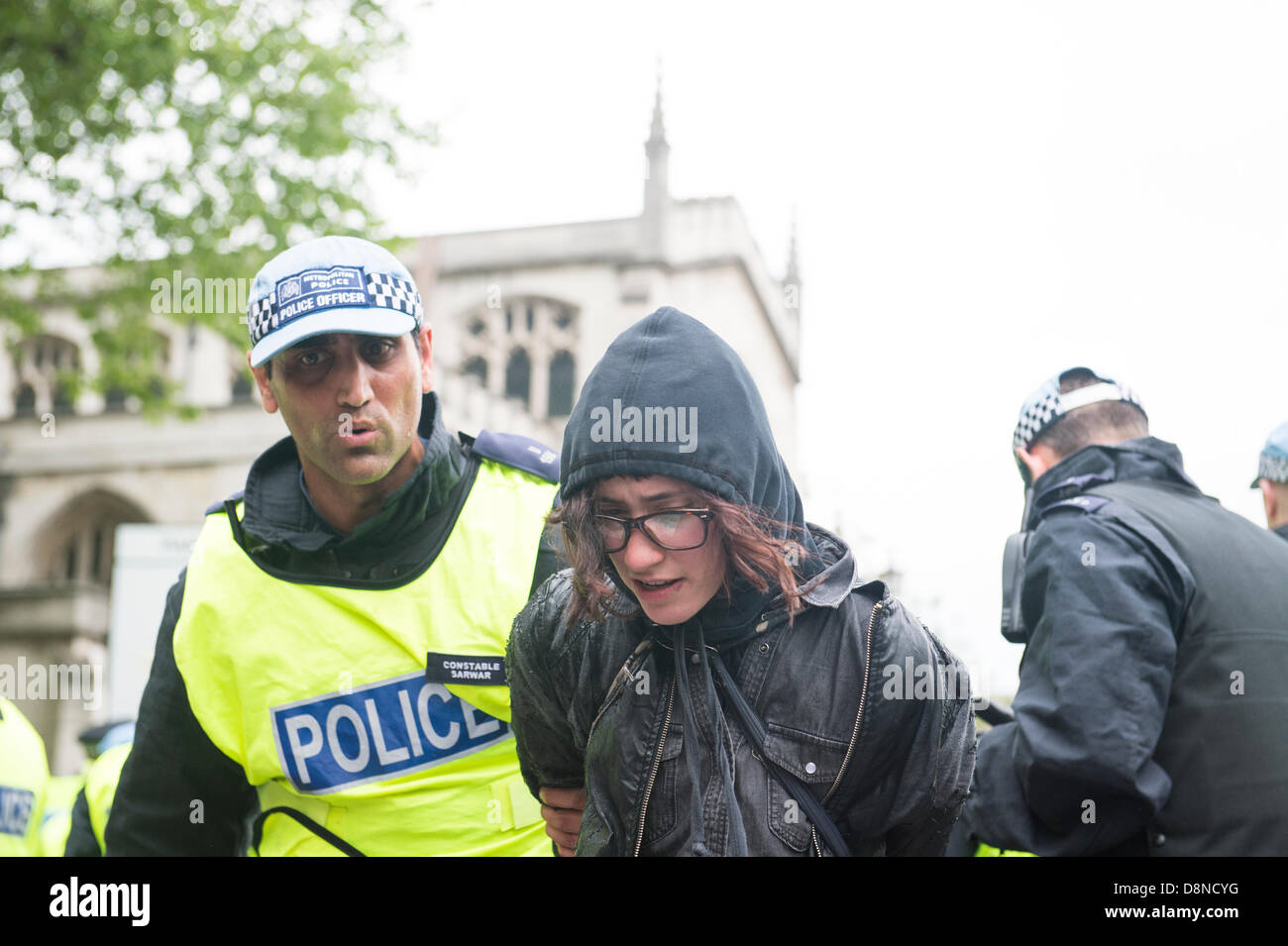 UAF Unterstützer zu verhindern, dass einen Marsch von Rivalen BNP außerhalb des Parlaments, London entfernt unter der Leitung von Polizisten als Demonstranten verhaftet. Stockfoto