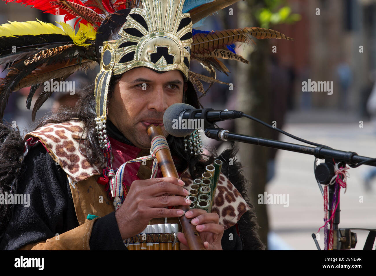 Manchester, Großbritannien. 1. Juni 2013. Sergio Fistely (MR) eine Straße Entertainer in Aztec Indianer Indianer Kostüm und Federkopfschmuck in Manchester Piccadilly genießen Sie die vielfältigen Attraktionen der Innenstadt mit peruanischer Straßenmusikanten, kostümierte street Musiker, spielen für die musikalische Begleitung. Panflöten, Panflöte, Syrinx, Flöte sind eine Gruppe von Musikinstrumente auf das Prinzip der geschlossenen Röhre, bestehend aus mehreren Leitungen nach und nach Länge erhöhen. Mehrere Sorten von Panflöten schon lange beliebt wie Folk Instrumente. Der hölzerne Rohrleitungen werden in der Regel aus Bambus, oder Zuckerrohr hergestellt. Stockfoto