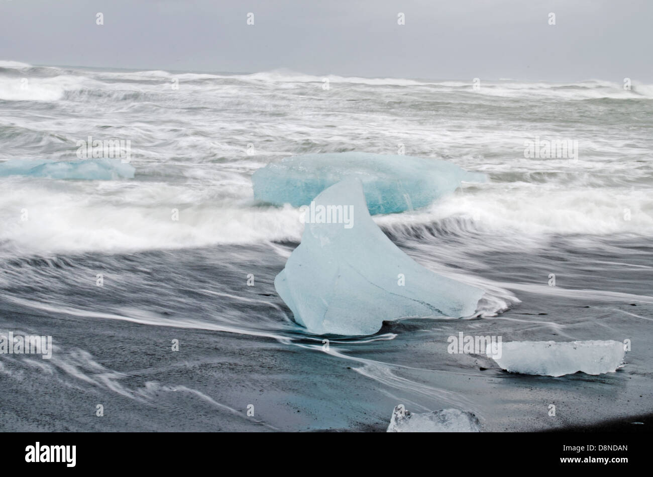 Eisberge, die schwarzen Sandstrand, Gletscherlagune Jökulsárlón, Island angespült Stockfoto