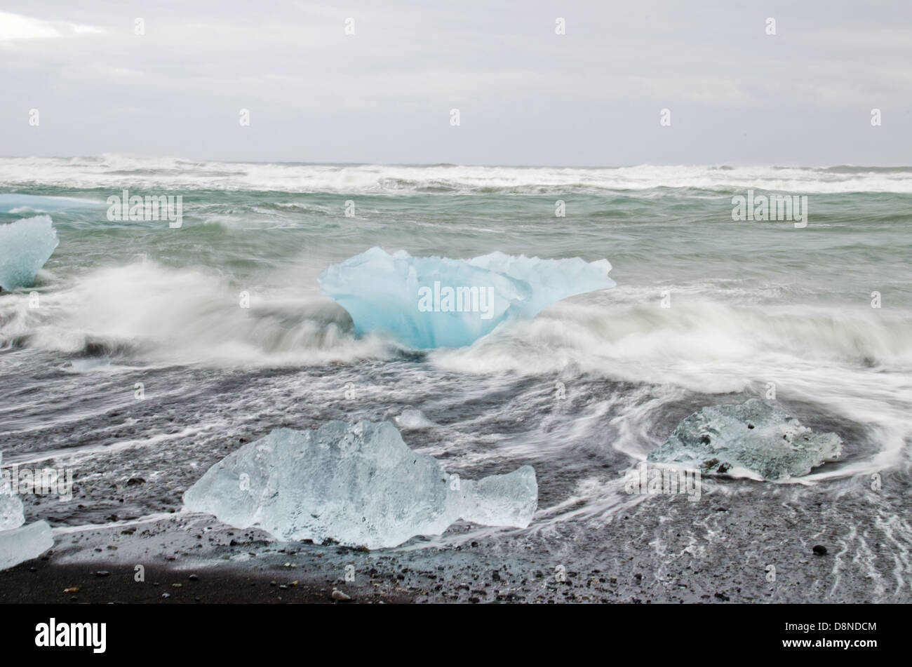 Eisberge, die schwarzen Sandstrand, Gletscherlagune Jökulsárlón, Island angespült Stockfoto
