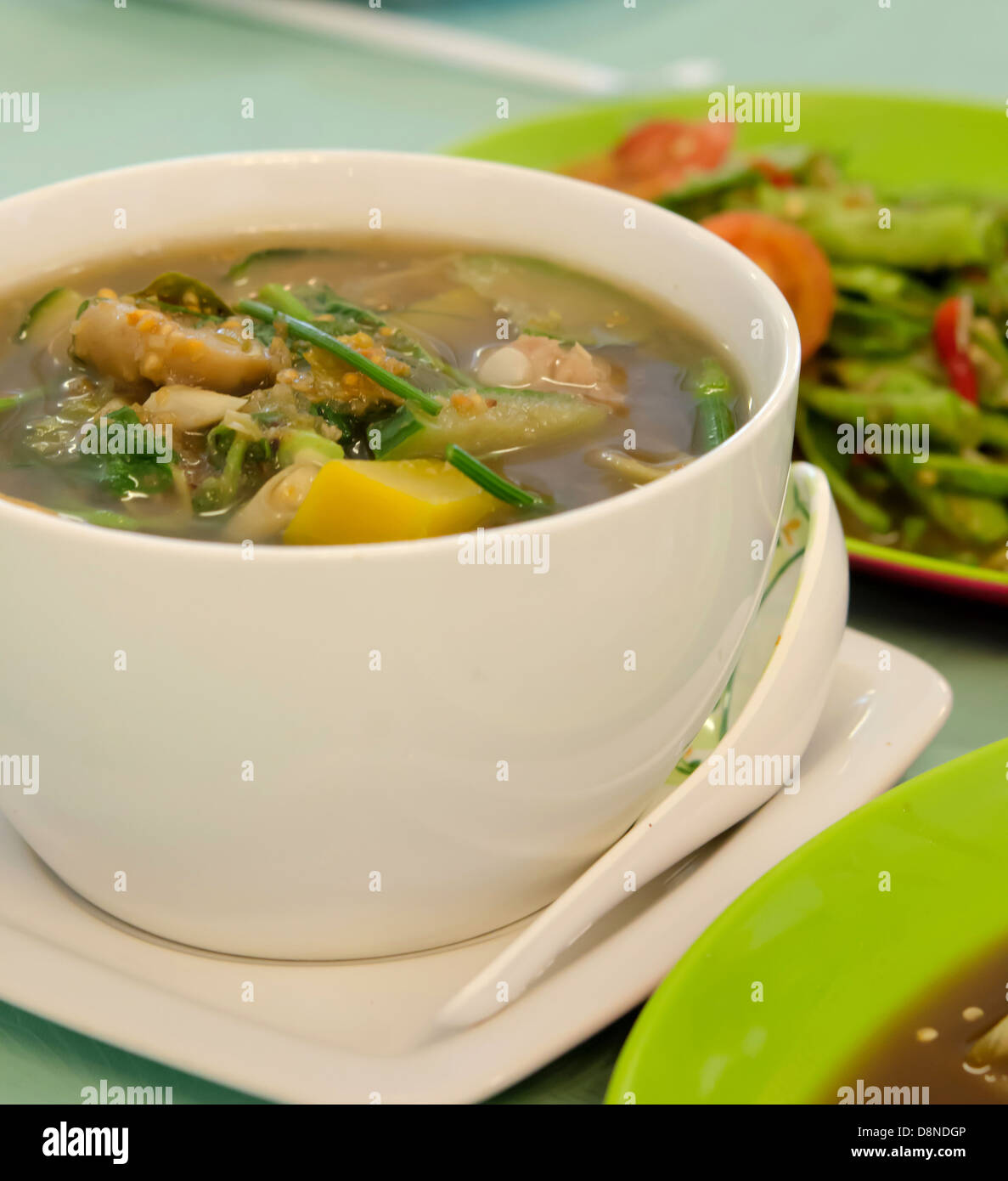 eine herzhafte dicke Suppe aus Schweinefleisch, Gewürze und Gemüse in Schüssel weiß Stockfoto