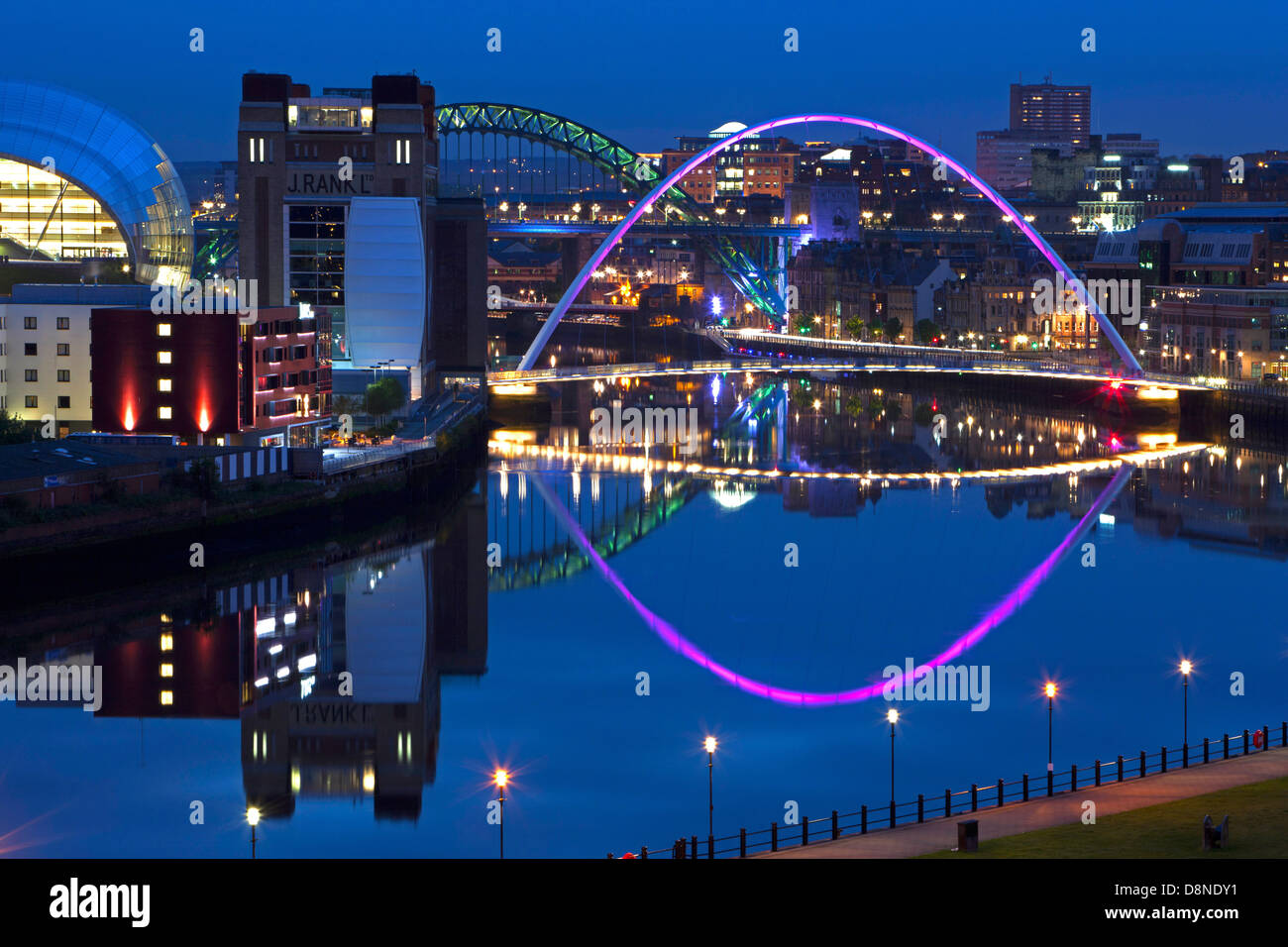 Eine Dämmerung Ansicht von Newcastle und Gateshead Kai mit Reflexionen in den Fluss Tyne mit Blick auf die Tyne Bridge Stockfoto