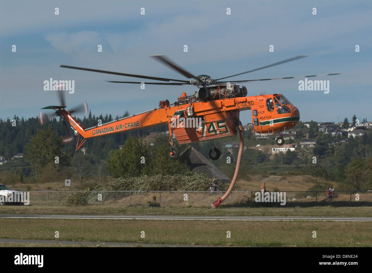 Canadian Air Crane Waldbrand Hubschrauber abheben, Comox, Vancouver Island, Kanada Stockfoto