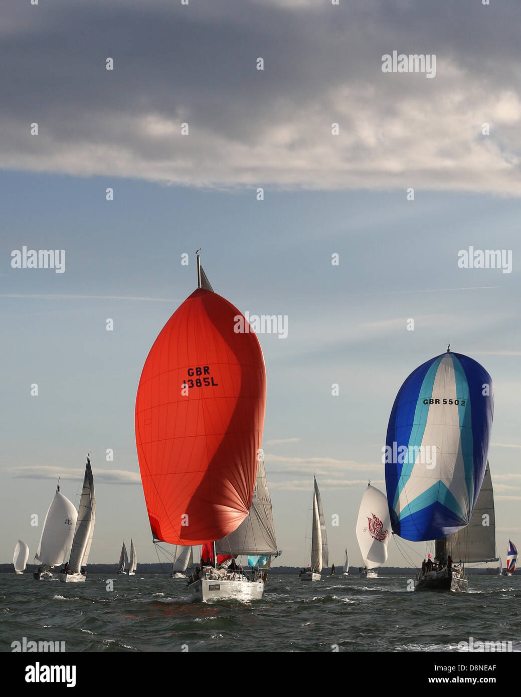 Rund um die Insel-Rennen, UK. 1. Juni 2013. Beneteau 40,7 GBR 1385L ' Buccaneer' und Swan 55 'Swan Gallania"mit ihren Spinnaker gehisst, führen eine Gruppe von 1459-Teilnehmer im J P Morgan 2013 Round the Island Race Kredit: Niall Ferguson/Alamy Live News Stockfoto