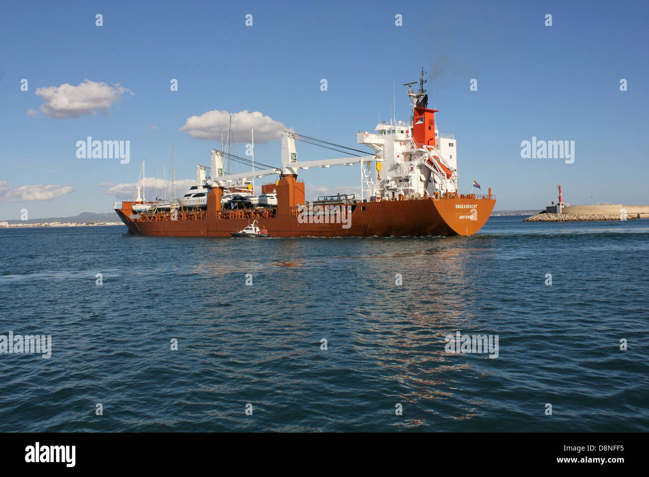 Holländische Frachter "SNOEKGRACHT" registriert (168 m) Abfahrt Hafen mit einem Deckladung Boote / Yachten - mit Pilot Boot Escort Stockfoto