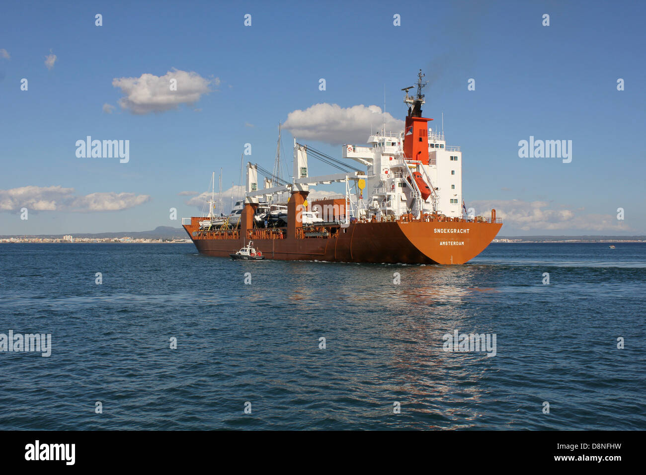 Holländische Frachter "SNOEKGRACHT" registriert (168 m) Abfahrt Hafen mit einem Deckladung Boote / Yachten - mit Pilot Boot Escort Stockfoto