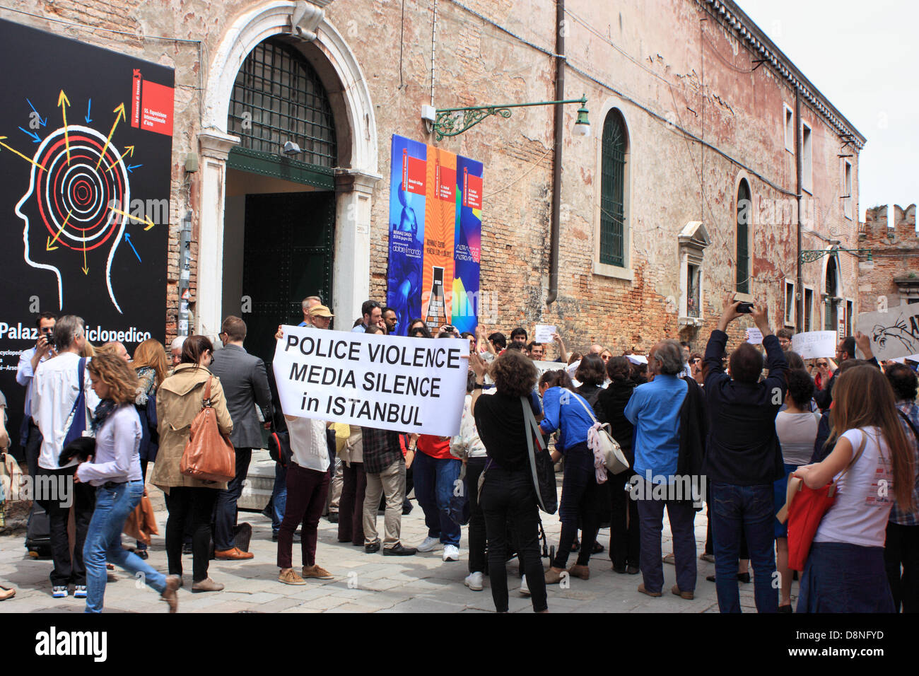 Venedig, 1. Juni 2013. Menschen vor dem Biennale-Eingang des Arsenale, die Unterstützung für die türkischen Demonstranten zeigen. Stockfoto