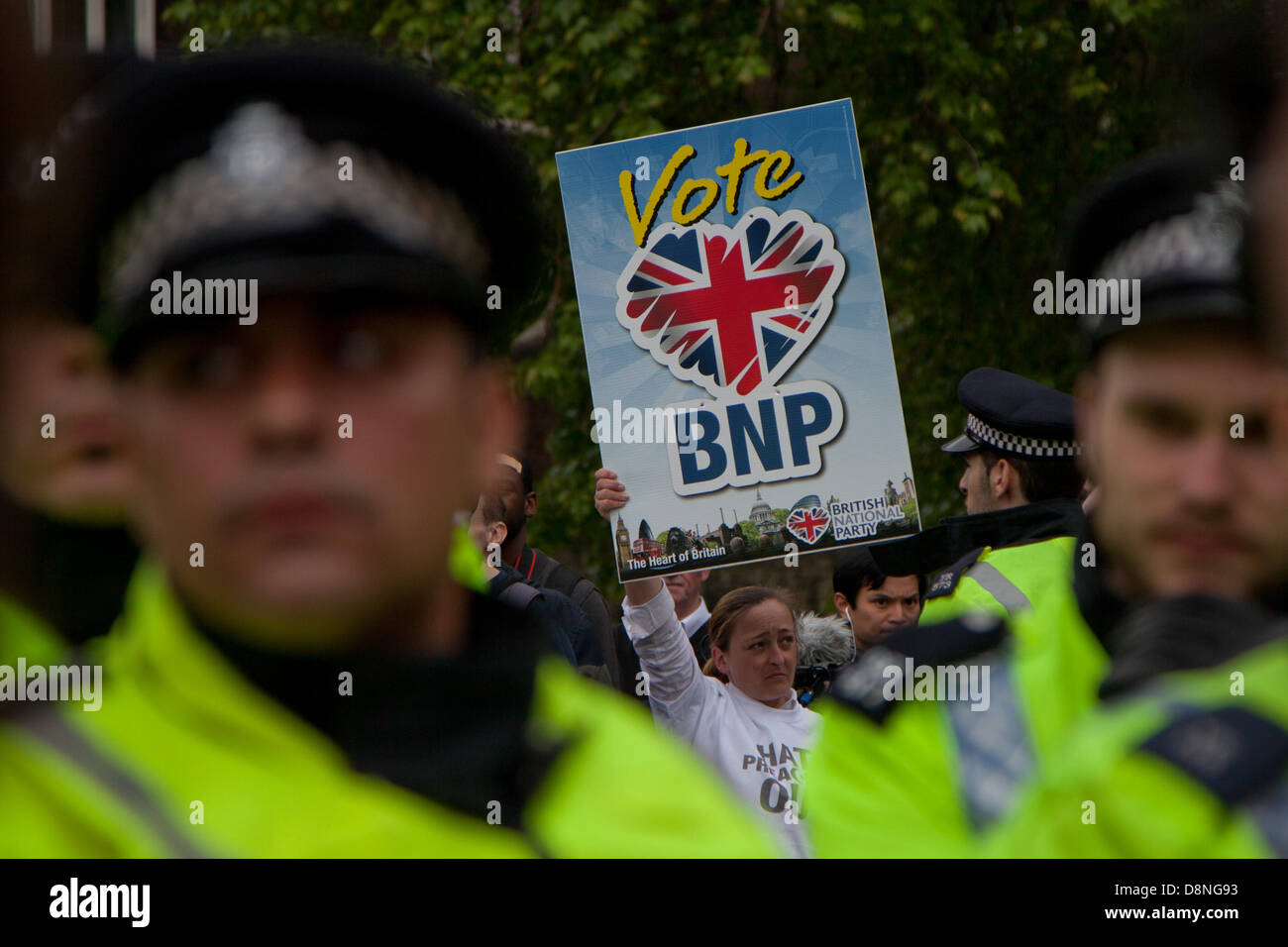 London, UK. 1. Juni 2013.  Es war eine kleine Gruppe auf BNP-Fans, die am Marsch zum Ehrenmal auf Whitehall bestimmt. Sie hatte untersagt, marschieren in Woolwich. Bildnachweis: Nelson Pereira/Alamy Live News Stockfoto