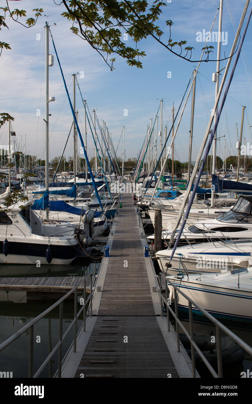 Boote auf einem Ponton in Chichester Marina, West Sussex Stockfoto