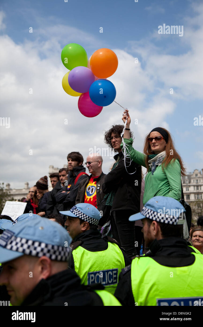 London, UK. 1. Juni 2013.  Antifaschistische Demonstranten sammeln außerhalb des Parlaments zu Protesten und Block einen Marsch durch die British National Party-Anhänger. Bildnachweis: Nelson Pereira/Alamy Live News Stockfoto