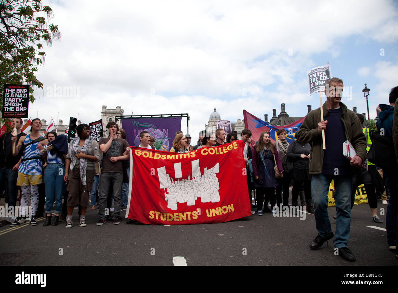 London, UK. 1. Juni 2013.  Antifaschistische Demonstranten sammeln außerhalb des Parlaments zu Protesten und Block einen Marsch durch die British National Party-Anhänger. Bildnachweis: Nelson Pereira/Alamy Live News Stockfoto