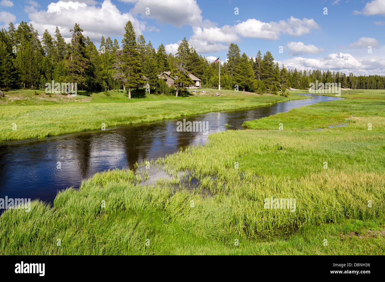 Fluss mit Rangers Haus im Yellowstone National Park in Wyoming Stockfoto