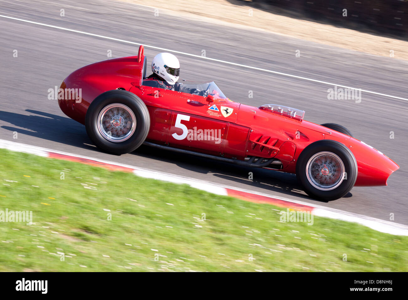 Seitenansicht der Ferrari 246 Dino klassische Formel 1 in Brands Hatch Druiden Harpin durchfahren. Stockfoto