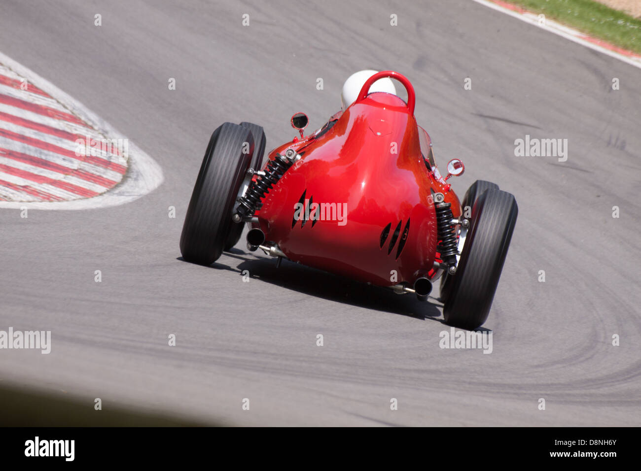 Rückansicht der Ferrari 246 Dino klassische Formel 1 in Brands Hatch Küstenhinterlands Kurve durchfahren. Stockfoto