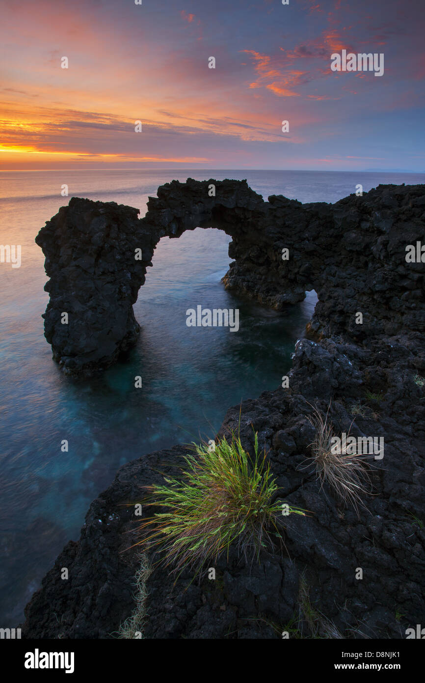 Natürlicher Bogen des Fajã da Ribeira da Areia bei Sonnenuntergang - São Jorge Insel - Azoren Stockfoto