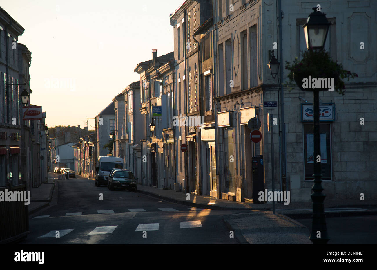 Tiefstehende Sonne auf Altstadt St Jean d ' Angely, Charente, Frankreich Stockfoto