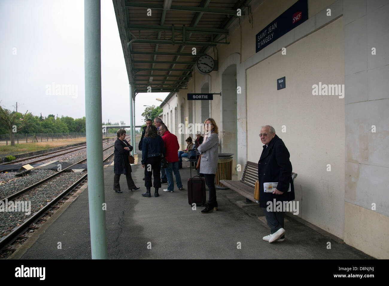 Wartenden ländlichen Bahnhof Charente Frankreich Stockfoto