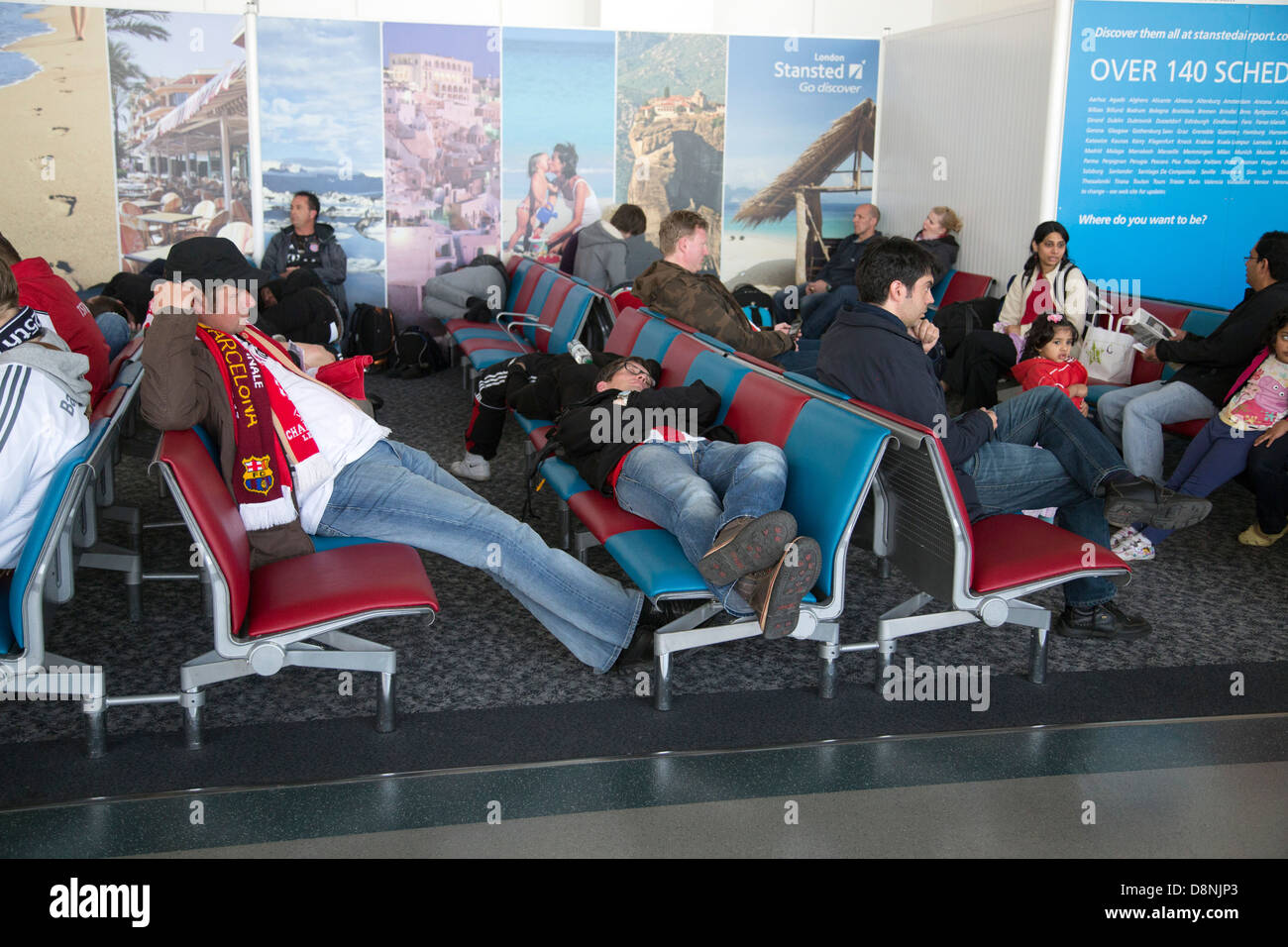 FC Bayern München Fußball-fans zum Flughafen Stansted schlafen Stockfoto