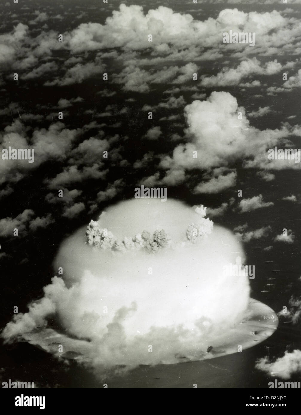 Atompilz mit Schiffen unter während Operation Crossroads Kernwaffen Tests auf Bikini Atoll Stockfoto