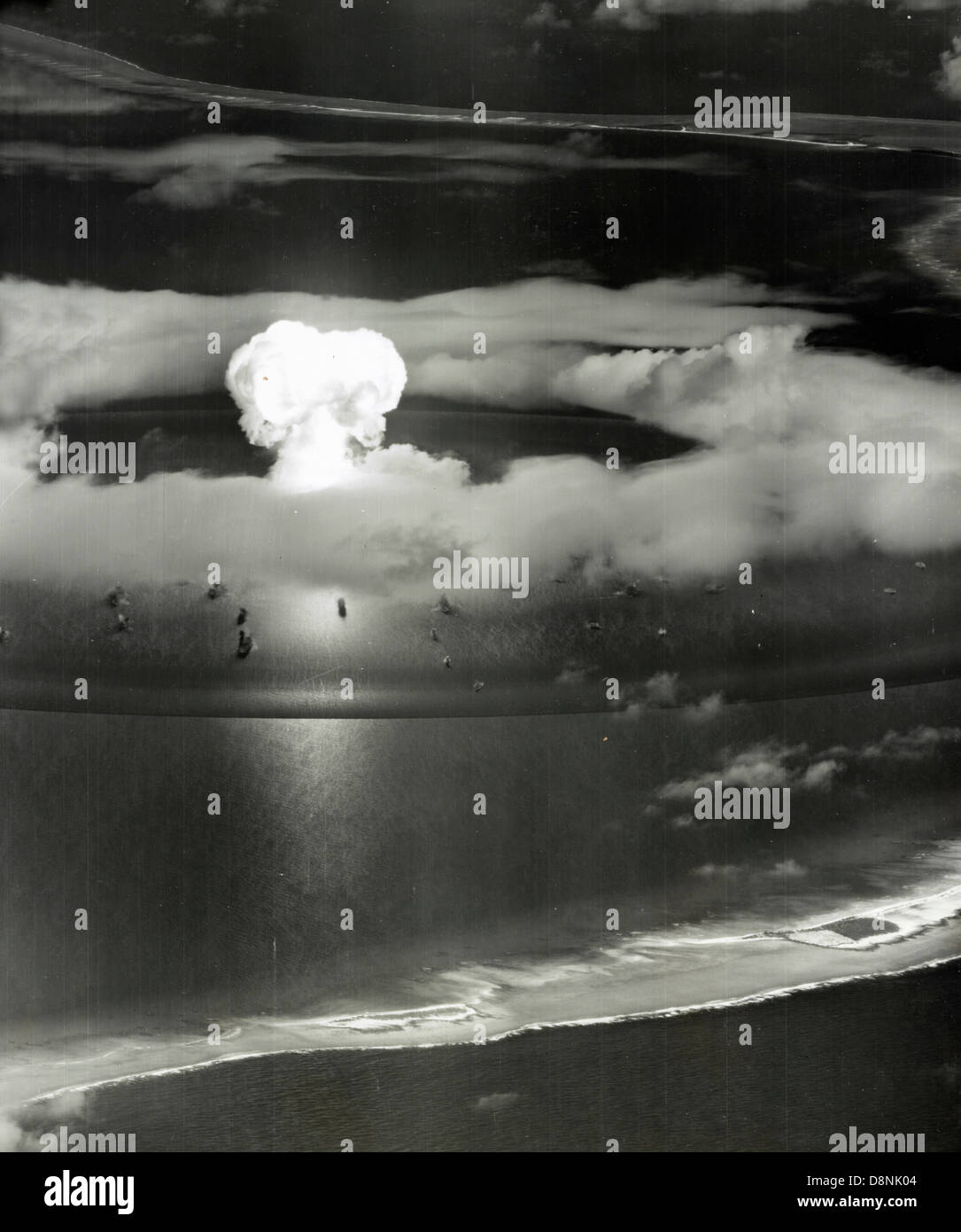 Atompilz mit Schiffen unter während Operation Crossroads Kernwaffen Tests auf Bikini Atoll Stockfoto