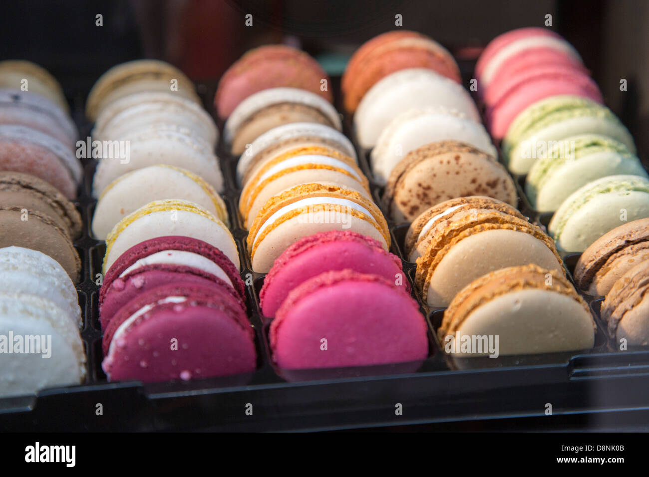 Makronen auf Verkauf in einem Geschäft in Frankreich - von verschiedenen Geschmacksrichtungen Stockfoto