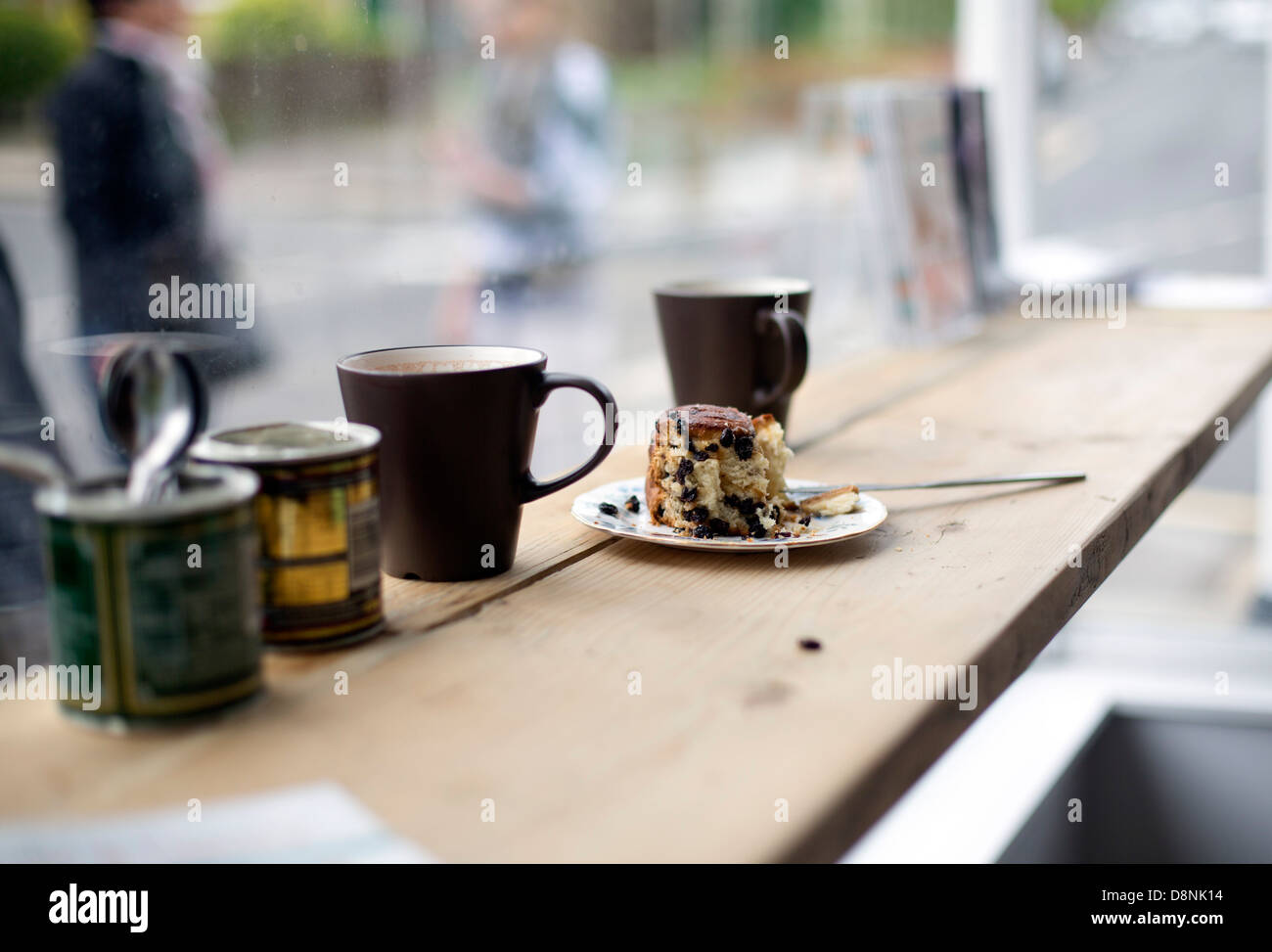 Halb gegessenen Kuchen im Café Nord-London Stockfoto