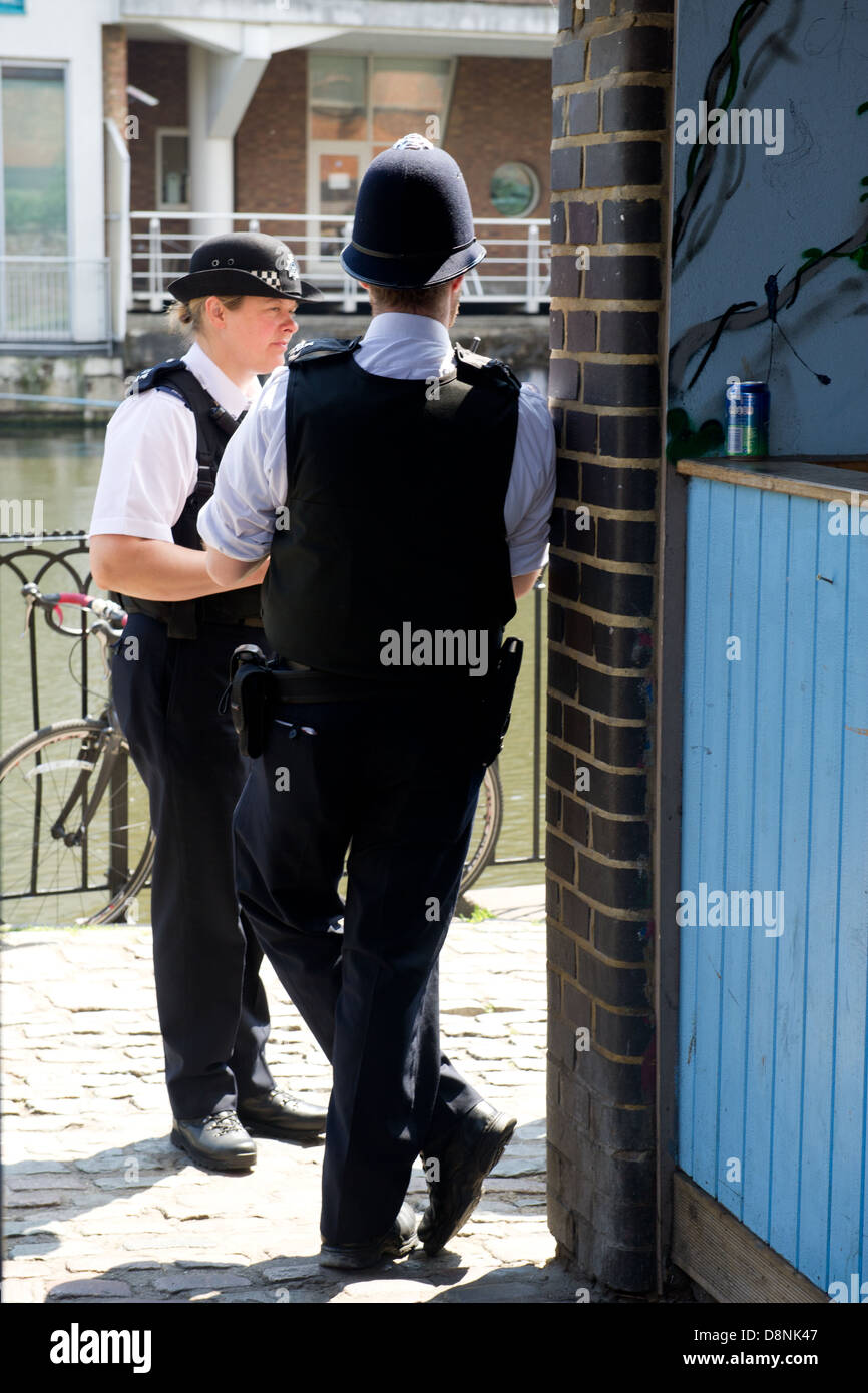 Zwei Polizisten durch Regents Canal in Camden, London, UK. Stockfoto