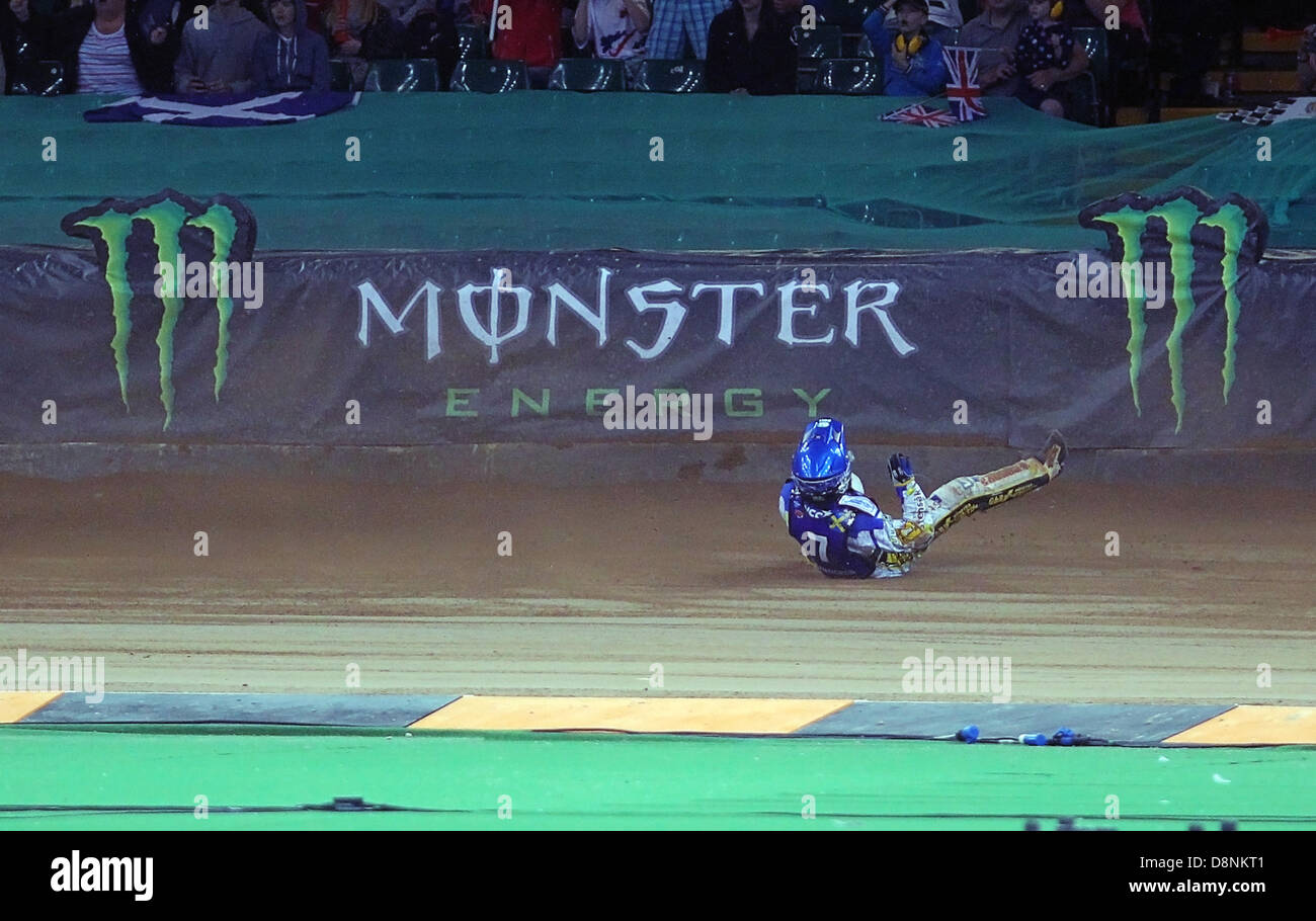 Cardiff, Wales. 1. Juni 2013. Fredrik Lindgren Schweden fällt in der letzten Runde während des Fogo britische FIM Speedway Grand Prix vom Millennium Stadium. Bildnachweis: Action Plus Sport Bilder/Alamy Live News Stockfoto