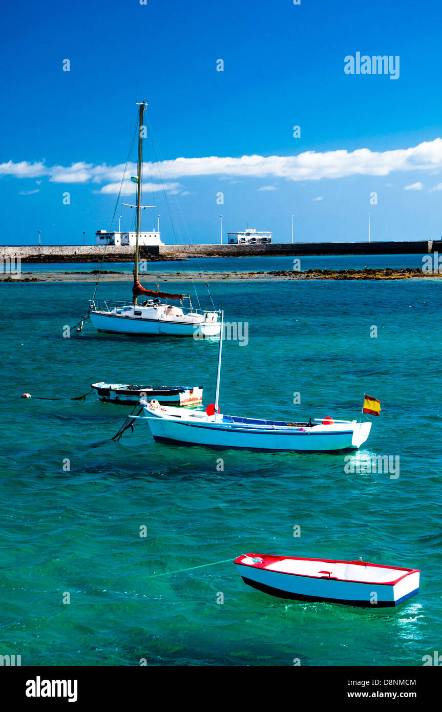 Fischerboote an der Laguna Charco de San Ginés, Stadt von Arrecife, Lanzarote, Kanarische Inseln Stockfoto