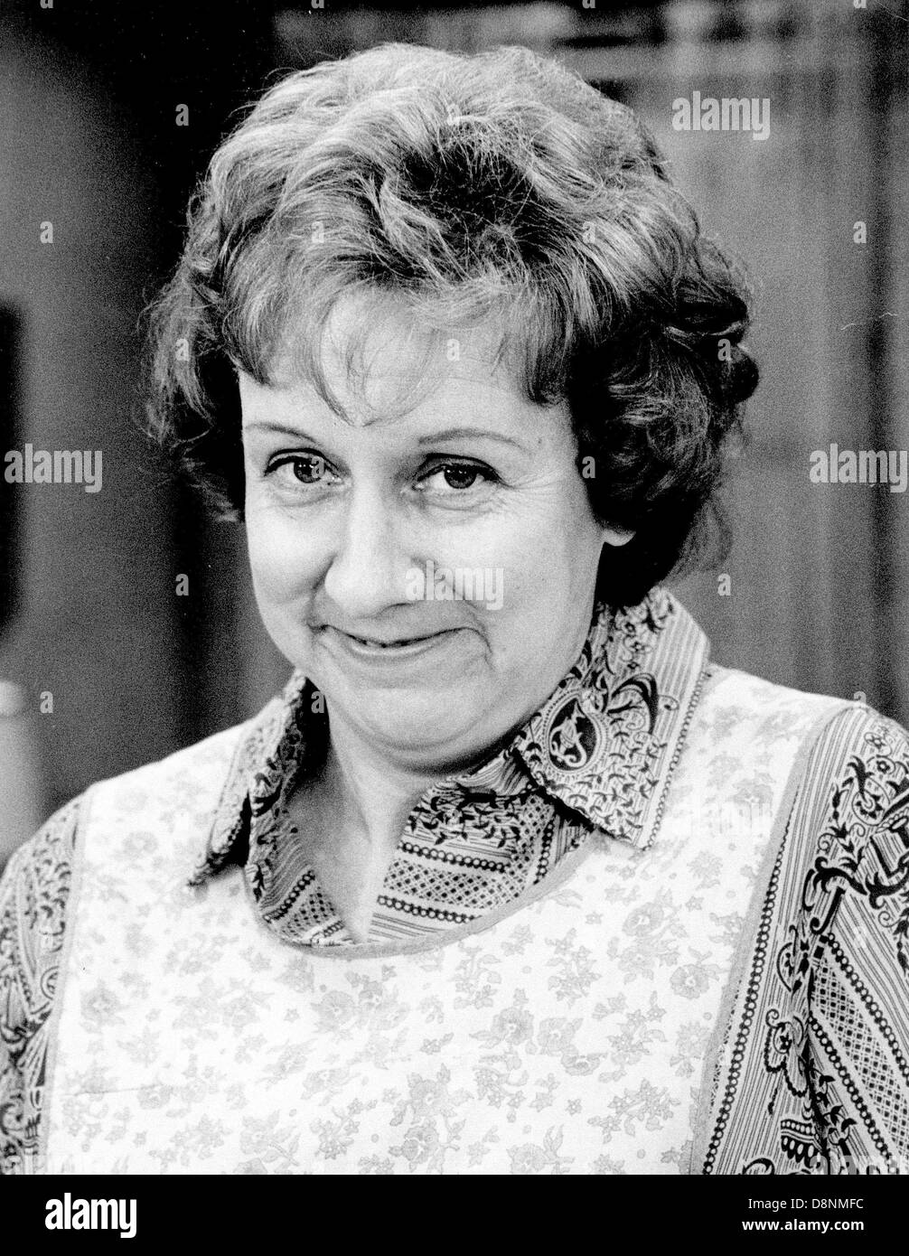 Foto - JEAN STAPLETON, der Veteran der Bühne und im Film am besten bekannt als Archie Bunker leidgeprüfte Ehefrau Edith in der bahnbrechenden Fernsehserie "All In The Family" starb Freitag, 31. Mai 2013 in ihrem Haus in New York City. Sie war 90. Bild: 1. Januar 1971 - Los Angeles, Kalifornien, USA - JEAN STAPLETON als Edith Bunker in einer undatierten Still aus "All In The Family." (Kredit-Bild: © Globe Photos/ZUMAPRESS.com) Stockfoto