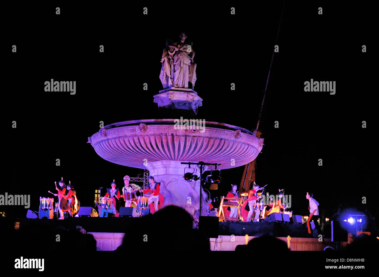 Aix-en-Marseille europäische Stadt der Kultur 2013 La Rotonde Concerto Céleste oder Himmlisches Konzert-Show von Transe Express Theatre Company auf der La Rotonde-Brunnen Aix-en-Provence Frankreich Kredit: Chris Hellier/Alamy Live-Nachrichten Stockfoto
