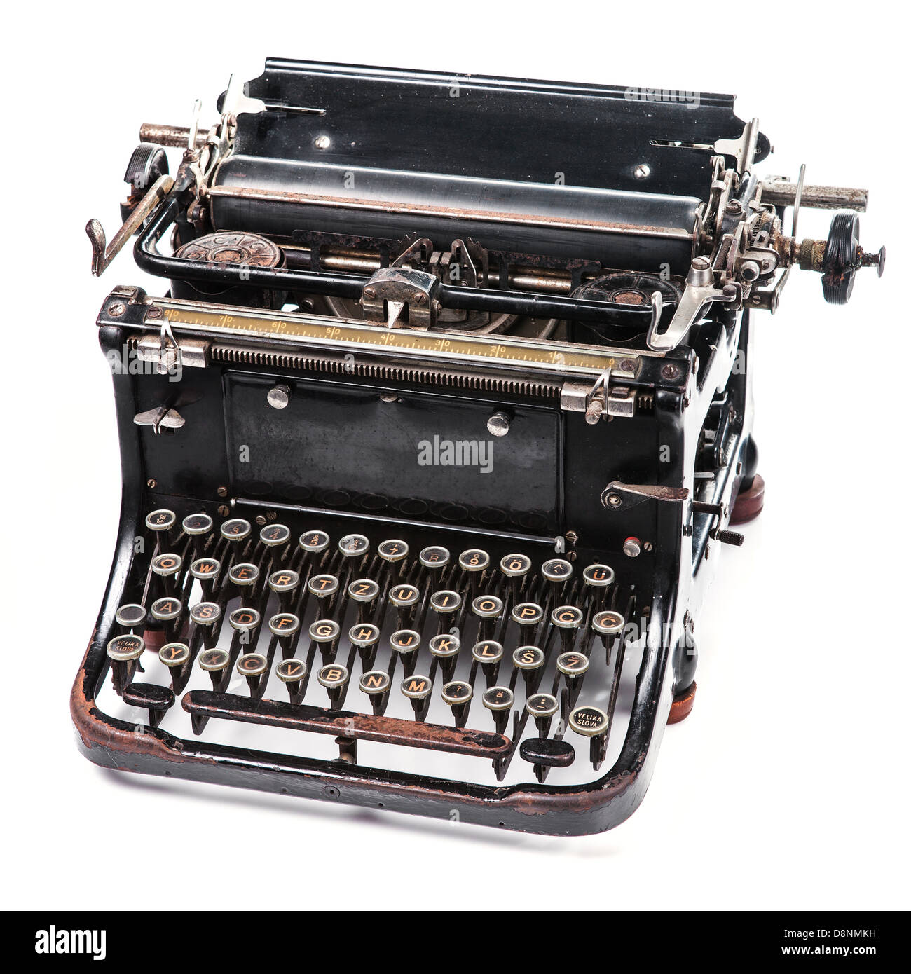 Alte rostige und staubigen Schreibmaschine auf weißem Hintergrund Stockfoto