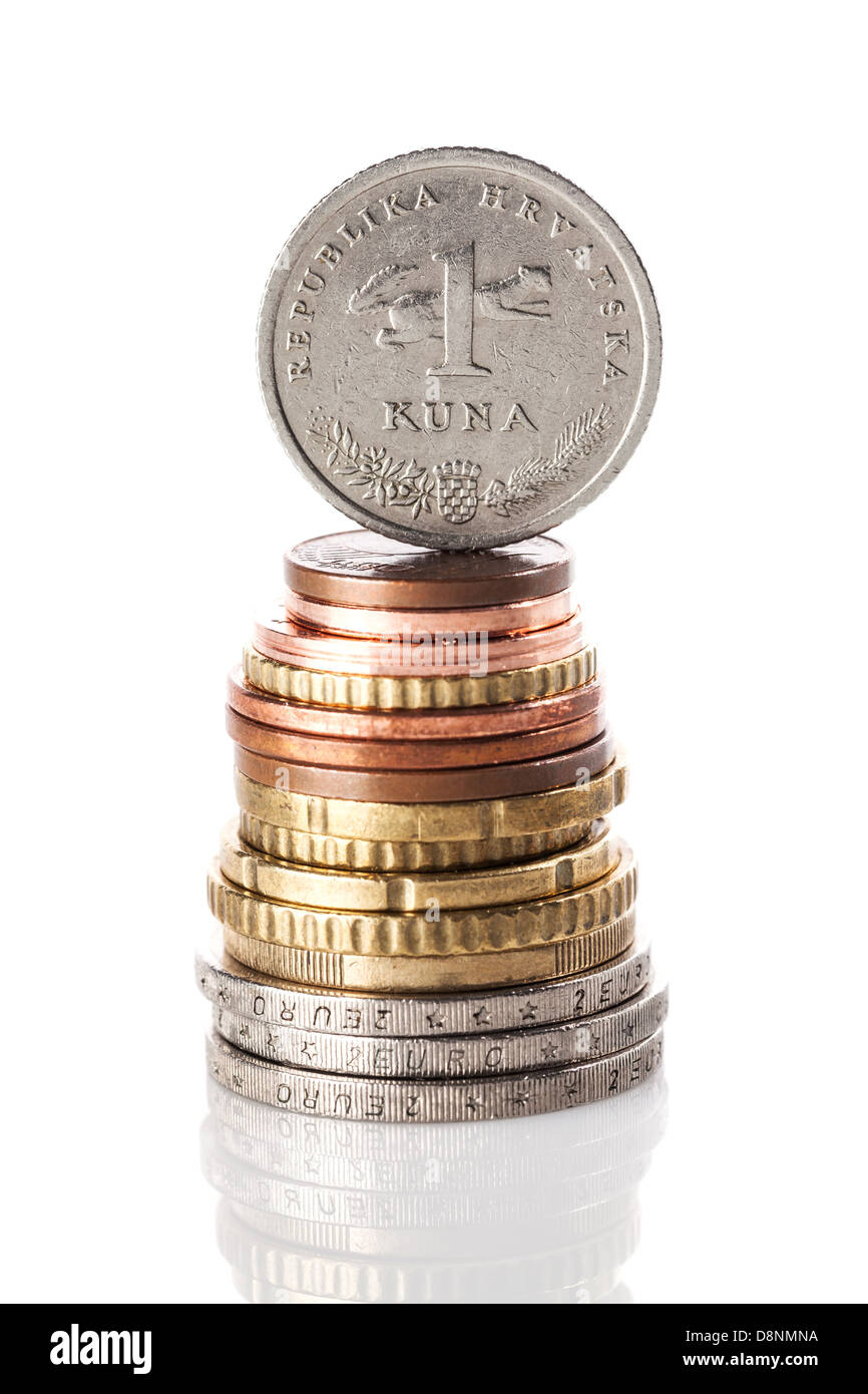 Ein 1 Kuna Münze - Kroatische Währung - auf den Stapel von Euro und Cent auf Weiß reflektierende Oberfläche Stockfoto