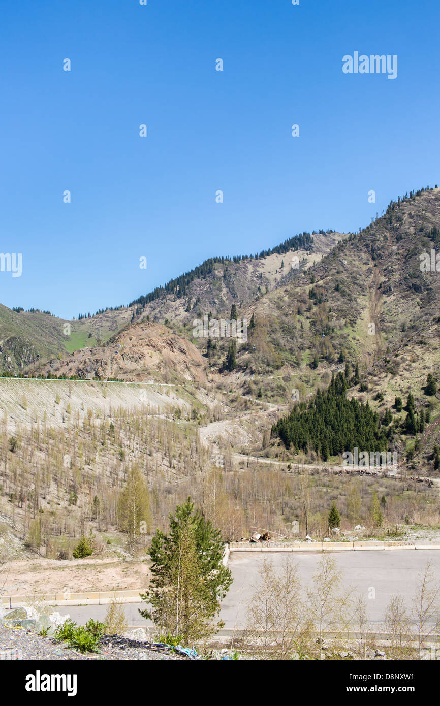 Panorama der Natur grüne Berge und blauer Himmel in Chimbulak Almaty, Kasachstan Stockfoto