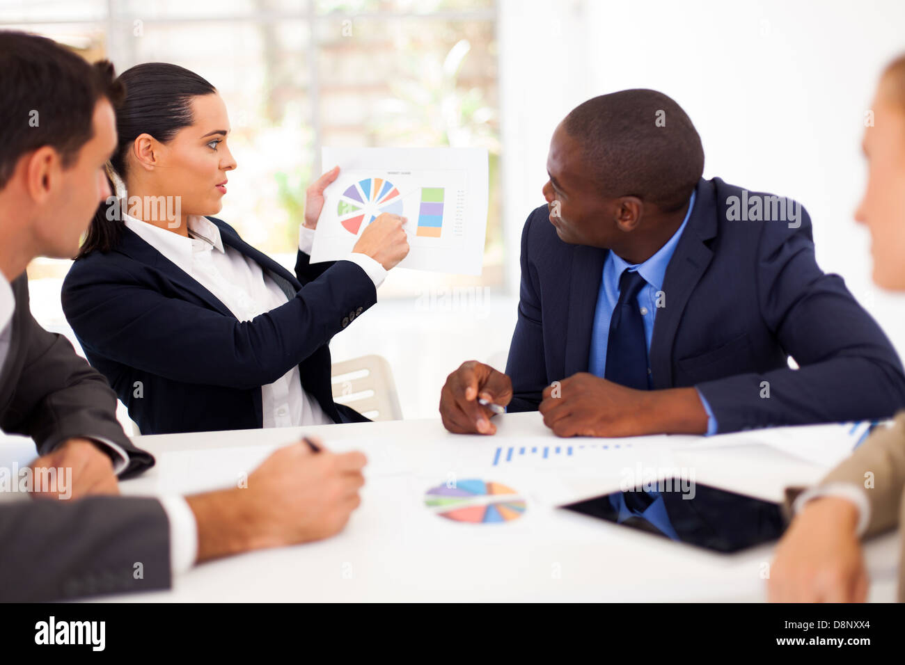 Gruppe von Geschäftsleuten, die einander begegnen Stockfoto