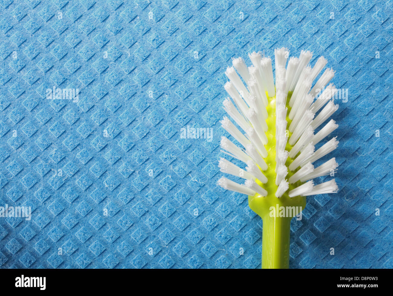 Blauer Schwamm Hintergrund und Reinigungsbürste Stockfoto