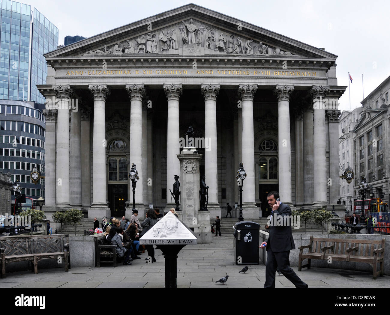 Der Royal Exchange in London, mit den Menschen draussen sitzen und ein Geschäftsmann auf sein Mobiltelefon. England, UK. Stockfoto