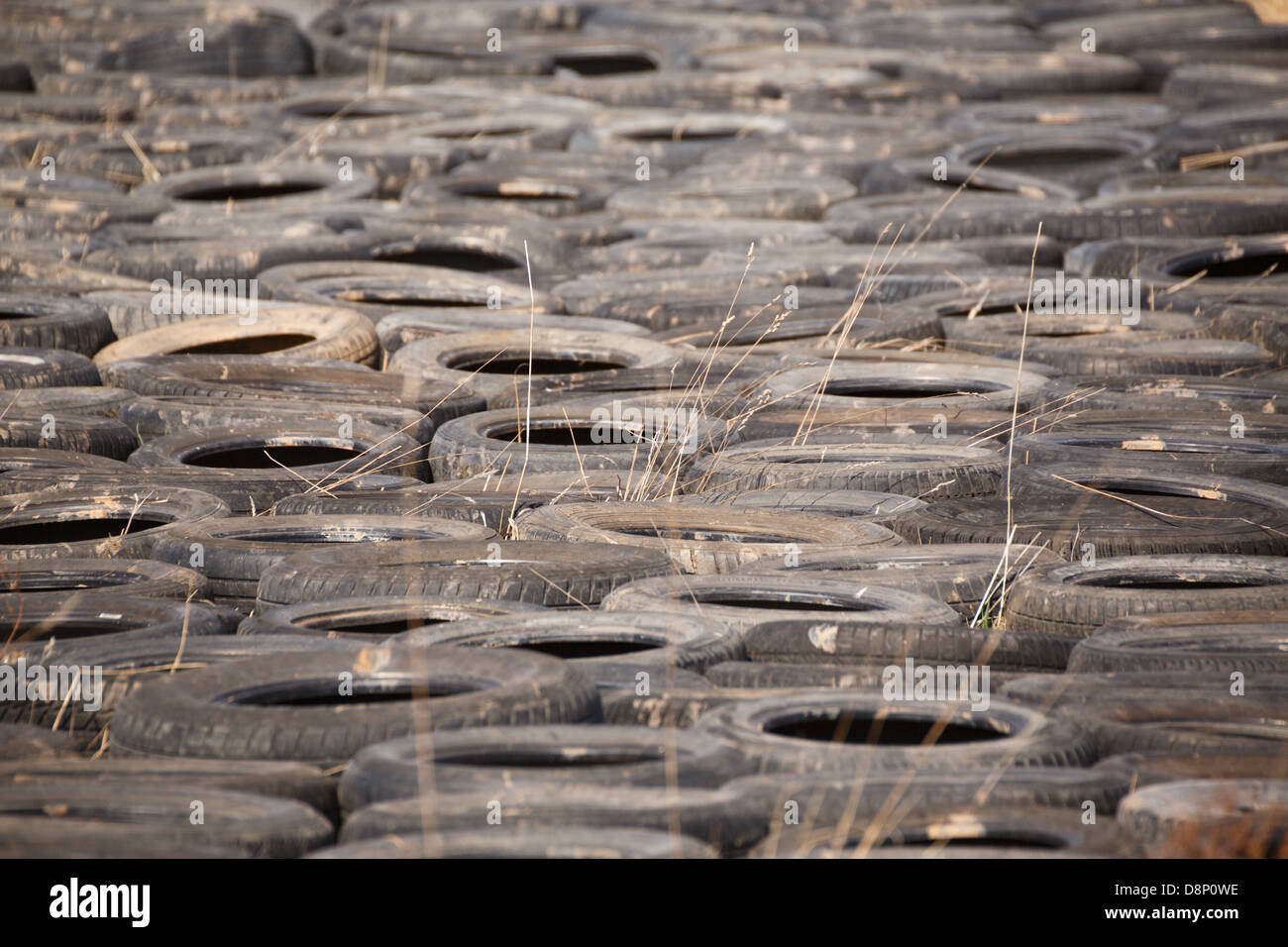 Haufen von gedumpten alte Autoreifen, Umweltkatastrophe Stockfoto