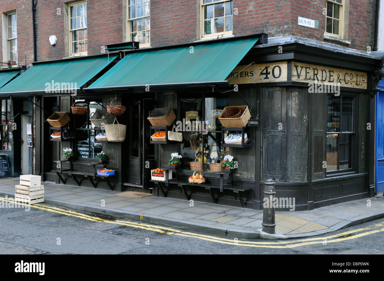 Alten shop, Verde & Co. Ltd, Delikatessen, gegenüber Markt Spitalfields, East London, England, UK. Stockfoto