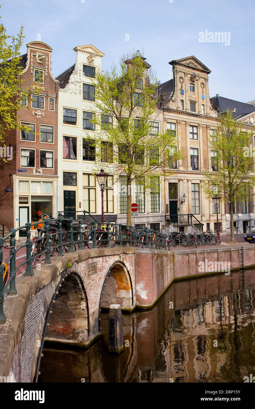 Brücke und Häuser entlang der Herengracht in das Stadtzentrum von Amsterdam, Holland. Stockfoto