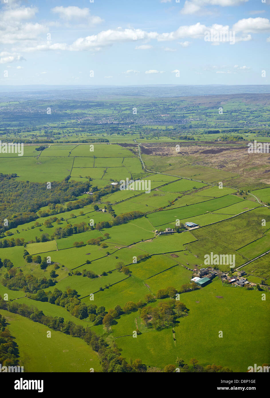 Pennine Ackerland westlich von Haworth, Schuss aus der Luft, West Yorkshire, Nordengland Stockfoto