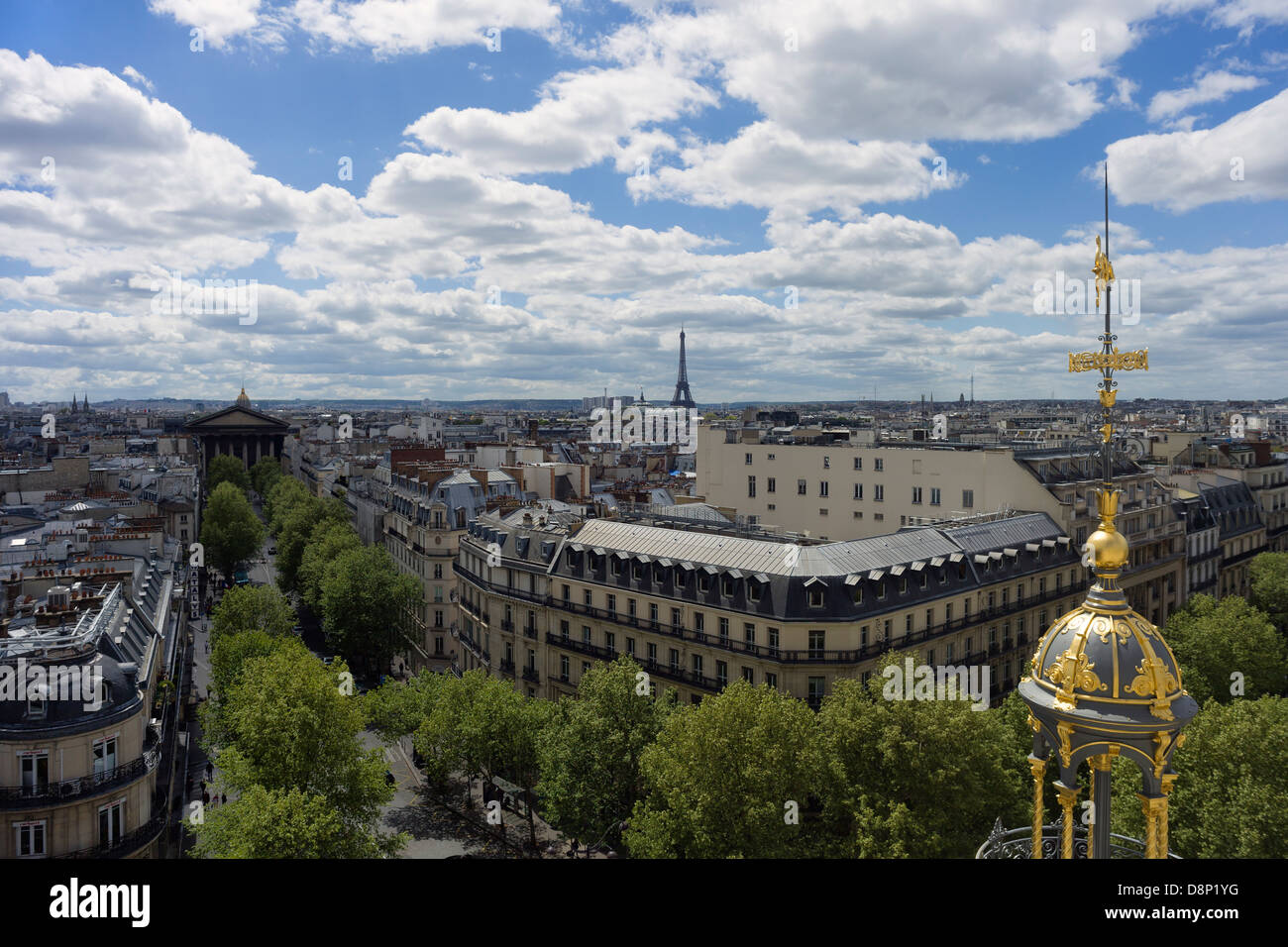 Blick von Terrasse des Kaufhaus Printemps, Paris, Frankreich; auf der Suche nach unten Bäumen gesäumte Rue Tronchet in Richtung La Madeleine Stockfoto