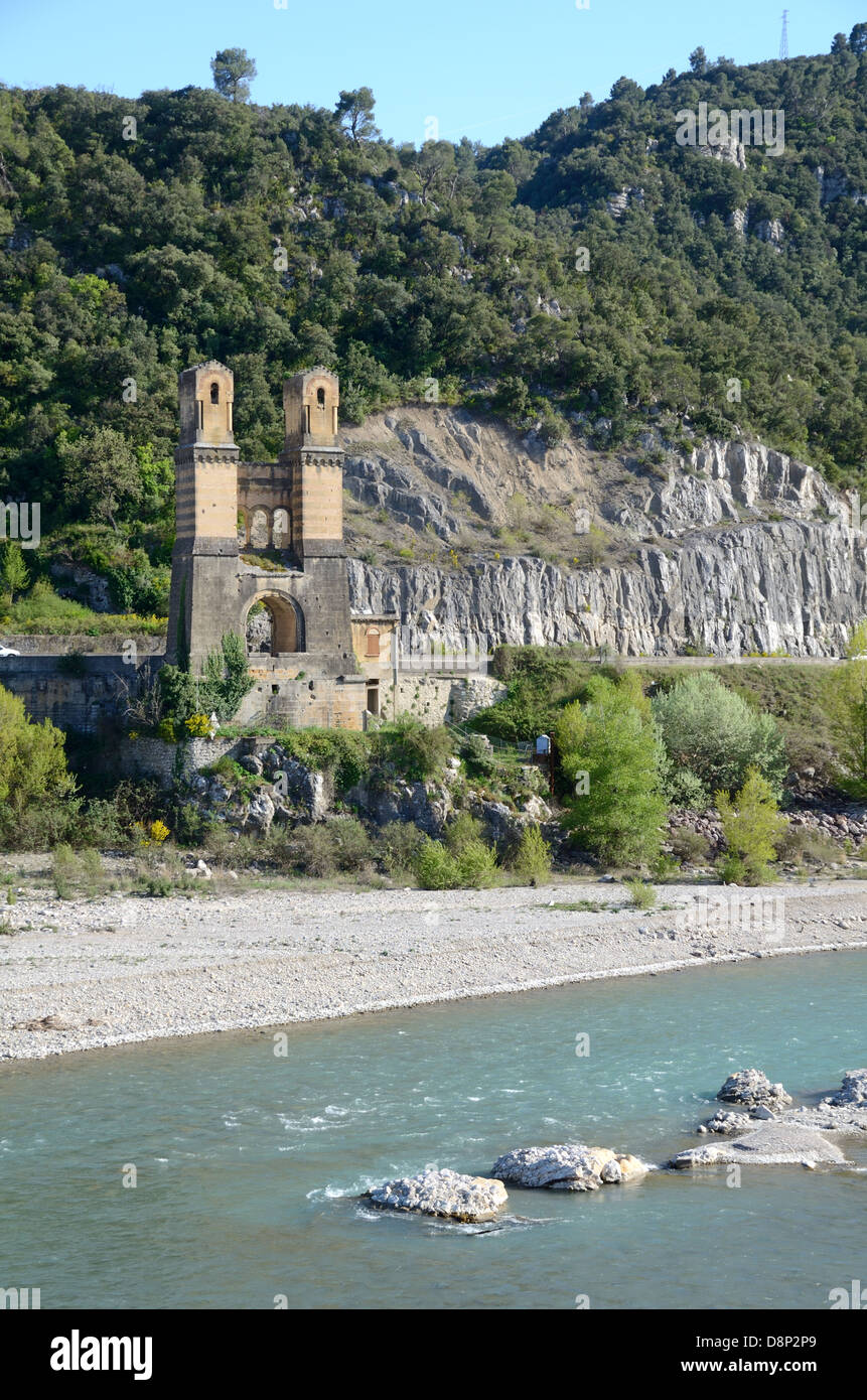 Ruinen, Ruinen oder Überreste der Mirabeau-Hängebrücke über den Fluss DInsurance und das Tal der Provence Frankreich Stockfoto